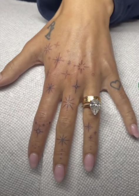 #follow #tattoos #tattooideas #blogging #blog #blogger Hand And Finger Tattoos, Pretty Hand Tattoos, Stick N Poke, Tattoos Geometric, Парные Тату, Hand Tattoos For Women, Cute Tiny Tattoos, Poke Tattoo, Jewelry Tattoo