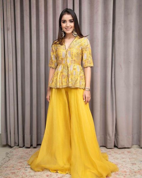 Yellow Traditional Dresses Indian, Sundowner Outfits Women, Haldi Outfit For Mother Of Bride, Haldi Dress For Bride Mother, Yellow Dress Outfit Indian, Pithi Outfit Yellow, Haldi Outfits For Women, Haldi Sharara, Unique Haldi Outfits