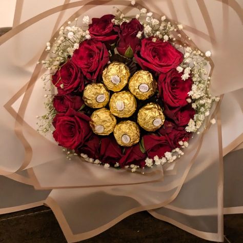 Roses n Rochers bouquet 💕 For ur loved ones ❤️ Can b customised Dm for more details..9321613200. . . (Roses, Ferrero rochers, bouquet, baby breath, gypsy,) . #ferrerorocher #roses #flowers🌸 #chocolover #bouquet #chocolatebouquet #rosebouquet Bouquet Baby Breath, Rocher Bouquet, Ferrero Rocher Bouquet, Instagram Roses, Baby Breath, Chocolate Bouquet, Ferrero Rocher, Gift Hampers, Rose Bouquet