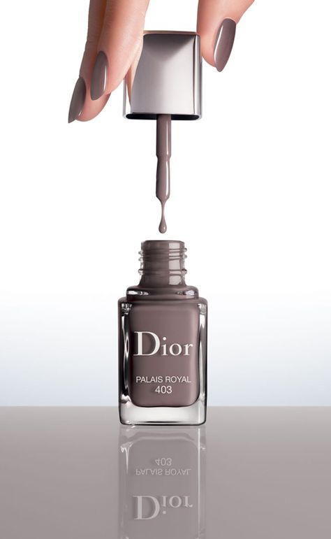 Dior-Vernis-Couture-Effet-Gel-4 Dior Nail Polish, Dior Nails, Nail Polish Bottle, Beauty Products Photography, Latest Makeup, Nail Polish Collection, Classy Nails, Perfect Nails, Makeup Collection