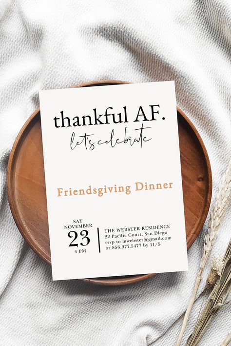 Friendsgiving Themes, Friendsgiving Invites, Friendsgiving Theme Ideas, Hosting Aesthetic, Funny Friendsgiving, Friendsgiving Party Ideas, Friendsgiving Invitations, Thanksgiving Dinner Table Setting, Template Funny