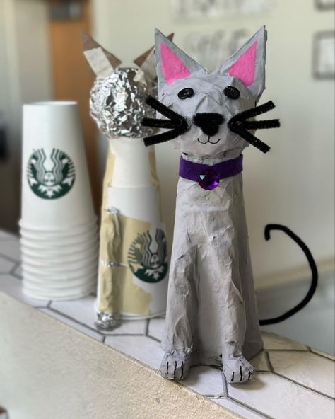 Fun Paper Mache Projects, Recycled Animal Crafts, Paper Mache Cats, Paper Mache Kids, Paper Mache For Kids, Seniors Crafts, Easy Paper Mache, Paper Mache Ideas, Paper Mache Crafts For Kids