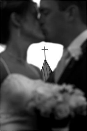 An awesome photo to have for any traditional christian wedding #christian #wedding #traditional Church Weddings, Wedding Photography Gallery, Wedding Church, Catholic Wedding, Foto Tips, Photo Couple, Jolie Photo, E Card, Foto Inspiration