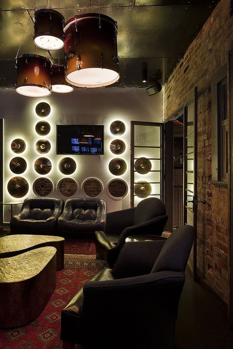 Musical Interior Design, Home Guitar Room, Music Bar Design, Record Room Ideas, Modern Music Room, Casa Rock, Studio Music Room, Vinyl Cafe, Audiophile Room