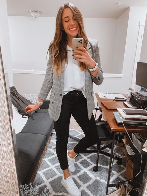 A cute business casual look featuring a long plaid blazer, a white collared shirt, black skinny jeans, and Veja sneakers! Cute Business Casual, Look Working Girl, Women Work Outfits, Work Outfit Office, Casual Work Outfits Women, Business Attire Women, Cute Work Outfits, Office Casual Outfit, Blazer White