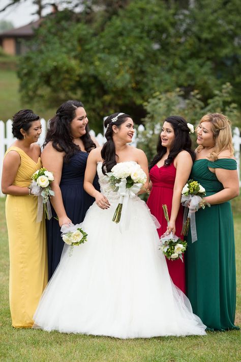 Bridesmaids wearing Hogwarts house colors Harry Potter Bridesmaid, Harry Potter Wedding Dress, Nerd Wedding, Harry Potter Wedding Theme, Wedding Color Pallet, Geek Wedding, Harry Potter Wedding, Hogwarts Houses, Wedding In The Woods