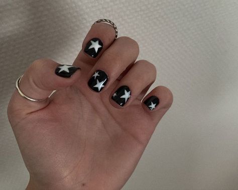 Black Nails With Outfit, Black N White Short Nails, Black And White Star Acrylic Nails, Black Star Almond Nails, Black And White Nails With Stars, Black White Star Nails, Star Nails Men, White Nails Black Stars, Black Nails With Star Design