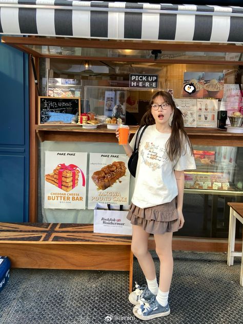 Cute Cafe Outfits, Summer Japan Outfit, Korean Poses Photo Ideas, Japanese Summer Outfits, Cafe Outfit Ideas, Outfit Cafe, Outfits Nyc, Korean Fits, Coffee Outfit