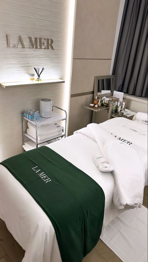 Luxury Facial Room, Facial Room Aesthetic, Facial Bed Setup, Facial Room Ideas Estheticians, Luxury Med Spa, Med Spa Aesthetic, Medspa Aesthetic, Facial Beds, Esthetician Studio