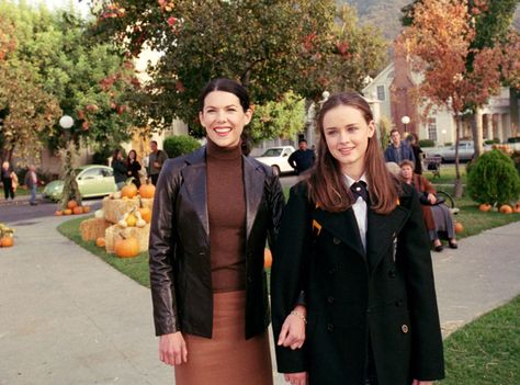 Sound The Alarm, \ Gilmore Girls Fashion, Estilo Rory Gilmore, Gilmore Girls Outfits, Gilmore Girls Quotes, Gilmore Girls Seasons, Team Logan, Lauren Graham, Lorelai Gilmore, I Love Cinema