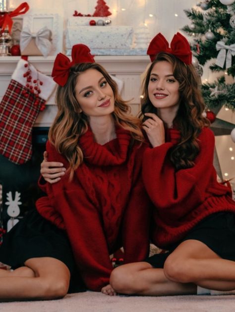 Clever Couple Costumes, Bff Christmas, Christmas Sweater Outfits, Christmas Poses, Trendy Christmas Outfits, Beautiful Photoshoot Ideas, Christmas Shoot, Christmas Barbie, Pink Christmas Decorations