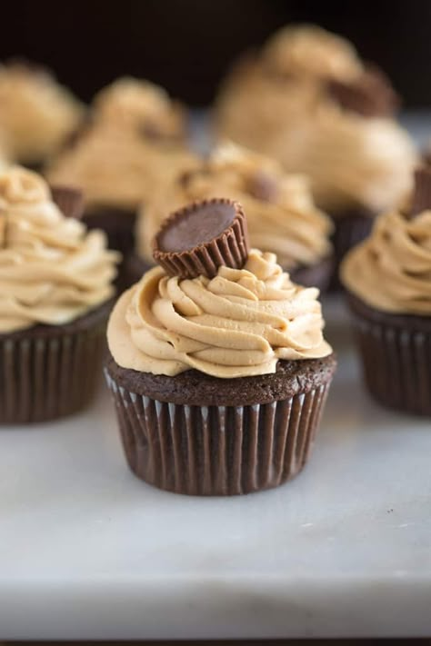 Reeses Peanut Butter Cupcakes, Reese's Cupcakes, Butter Cupcake Recipe, Chocolate Cupcakes With Peanut Butter, Cake Mix Cupcakes, Chocolate Peanut Butter Cupcakes, Reese's Chocolate, Funfetti Cupcakes, Dessert Oreo