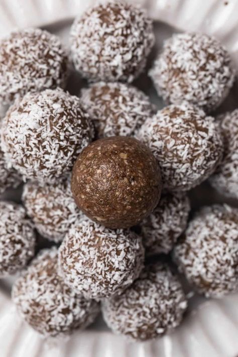 A delicious and just sweet enough bliss ball recipe. These bliss balls are completely nut free and suitable for babies from 10 months and up, who are already confident with eating finger foods. Being allergy friendly, these bliss balls are perfect for lunchboxes. Coconut Date Balls, Date Balls, Coconut Snowballs, Dessert Healthy, Chocolate Balls, 100 Calorie, Hemp Protein, Chocolate Heaven, Bliss Balls