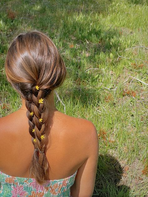 Flowers, wildflowers, summer, hairstyle, cottagecore, nature, fairy, braids, spring Flowers In Braid, Flowers In Braids, Braids With Flowers, Fairy Braids, Braid With Flowers, Flower Braid, Coachella Hair, Nature Fairy, Cottagecore Nature