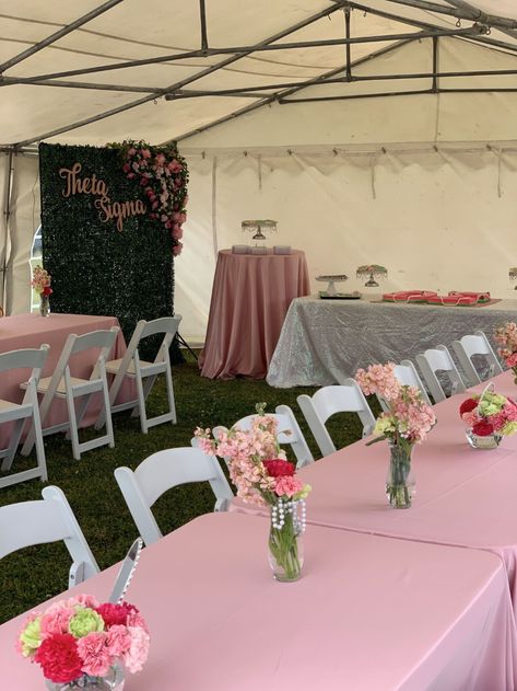 Grad Party Outside Graduation Ideas, Cute Open House Ideas, All Pink Graduation Party, Pink Theme Grad Party, Grad Party Decorations 2024, Graduation Party Ideas Decorations Decor, Southern Graduation Party, Grad Party Floral Theme, Graduation Party Ideas Decorations Pink