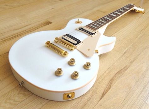 Gibson Les Paul in white with gold hardware. White And Gold Guitar, Gibson Les Paul White, White Les Paul, Flying V Guitar, Dream Guitar, Guitar Designs, Types Of Guitar, Les Paul Guitars, Gibson Guitar