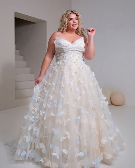 Introducing Kelly: A Truly Unique Wedding Dress with Dynamic 3D Butterfly Appliques.🦋 Prepare to be enchanted by Kelly, a wedding dress like no other. Adorned with 3D butterfly applications in a stunning palette of rumpink, blue, and ivory, this gown exudes a sense of whimsy and magic with every movement. Watch as the butterflies dance and flutter gracefully with you, creating an ethereal and mesmerizing effect that will leave everyone in awe. - - Dress Kelly - Royalstar Collection 2025 - - ... Butterfly Wedding Dresses, Wedding Dresses Butterflies, Wedding Dress With Color Accents, Wedding Dress With Butterflies, Butterfly Wedding Dress, Butterfly Dresses, Flower Wedding Dress, Spring Wedding Color Palette, Unique Wedding Dress