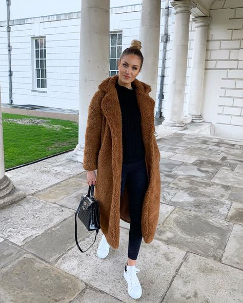 Brown Teddy Coat • OOTD • Winter Fashion Inspo • Streetstyle • Outfit Ideas • Coats Teddy Coat Outfit, Vinter Mode Outfits, Mantel Outfit, Brunch Outfit Winter, Pretty Winter Outfits, Neutral Fall Outfits, Fall Fashion Coats, Mode Instagram, Coat Outfit