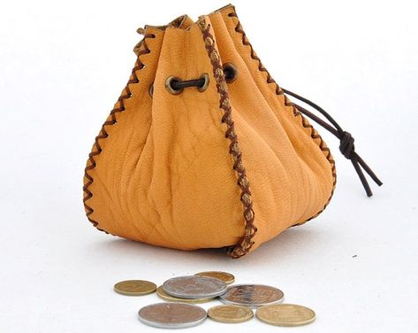 Dice Bag Pattern, Leather Pouch Pattern, Diy Leather Pouches, Dnd Dice Tray, Dnd Dice Bag, Diy En Cuir, Electronics Pattern, Medicine Pouch, Digital Coin