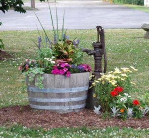 Garden Planters Diy, Garden Front Of House, Rustic Landscaping, Garden Decoration Ideas, Country Garden Decor, Front Yard Garden Design, Garden Junk, Garden Yard Ideas, Front Yard Garden