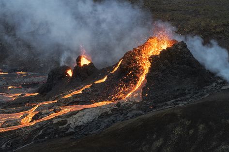 Complete Guide to the 2021 Volcanic Eruption in Geldingad... Tsunami Image, Iceland Volcano, Erupting Volcano, Volcano Eruption, Volcanic Eruption, Active Volcano, Helicopter Tour, Fascinating Facts, Beach Sand