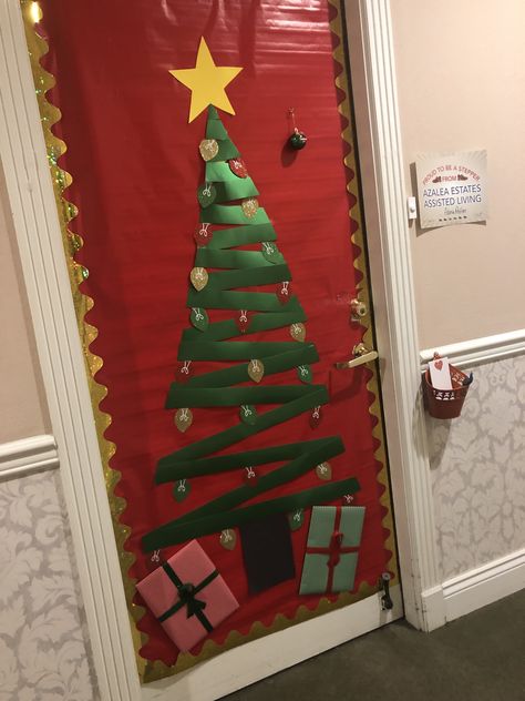 Christmas Tree Door Ideas, Door Christmas Tree, Christmas Theme Doors For School, Christmas Tree Door Decorations, Christmas Decorations Indoor, Christmas Door Ideas For Work, Christmas Windows, Diy Christmas Door Decorations, Classroom Christmas Decorations