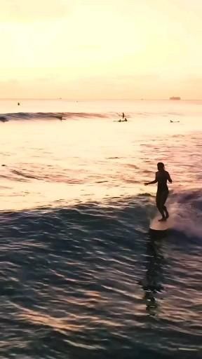 Longboarding Surf, Longboard Surfing, Surfing Videos, Surfergirl Style, Sunset Surfing, Surfing Aesthetic, Locals Only, Surf Aesthetic, Surf Vibes