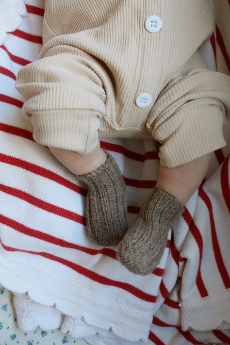 Newborn Knitted Blanket, Socks Knitting Pattern Free, Baby Socks Knitting Pattern, Baby Socks Pattern, Crochet Baby Mittens, Socks Ideas, Crochet Baby Socks, Toddler Mittens, Baby Socks Knit