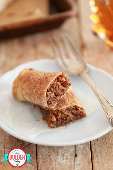 These Pecan Pie Egg Rolls are not your traditional Egg Rolls; they are nothing like the savory ones you find at a takeaway restaurant. But we are making desserts with these eggroll wrappers, filling them with delicious flavors that remind me of the holidays. Dessert Eggs, Dessert Egg Rolls Recipe, Dessert Egg Rolls, Eggs Rolls, Rolls Dessert, Sweet Egg, Pecan Desserts, No Egg Desserts, Fall Pies