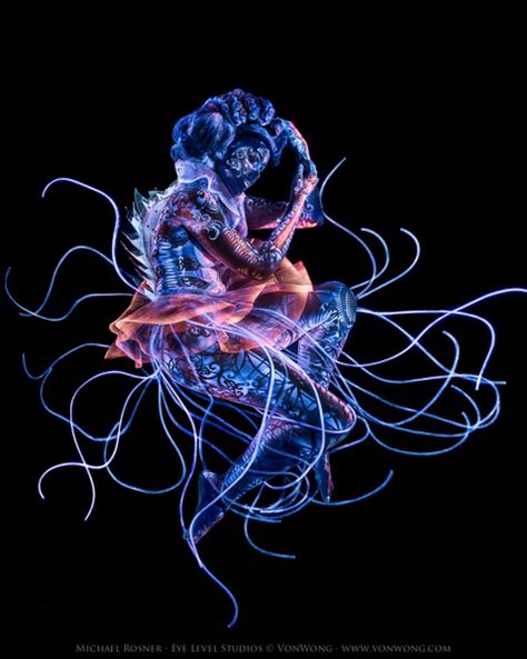 UV Lights and Body Paint | Von Wong Inspires Again In This BTS Video Benjamin Von Wong, Creative Collaboration, Underwater Sea, Paint Photography, Surrealism Photography, Fashion Portrait, Photography And Videography, Art Paint, Body Painting