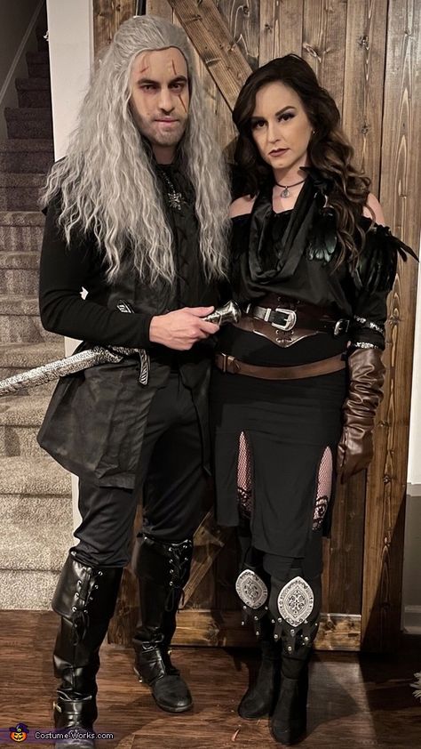 Geralt Cosplay, Reese Witherspoon Legally Blonde, Geralt Of Rivia Cosplay, Witcher Yennefer, Yennefer Cosplay, Cosplay Couple, Couple Cosplay, Ren Faire Costume, Yennefer Of Vengerberg