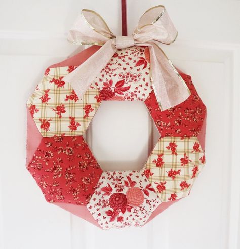 Free pattern and video tutorial to make a hexagon wreath. Could be make in any fabrics for any season Epp Christmas, Hexagon Wreath, Hexagon Projects, Handmade Christmas Gifts Diy, Hexie Projects, Vintage Sewing Box, English Paper Piecing Quilts, Ornaments Vintage, Scrap Quilt Patterns