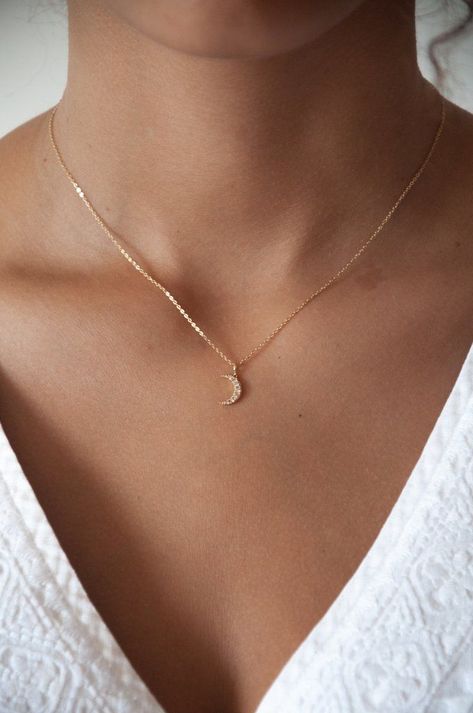 Crescent moon necklace #crescentmoon #fashion #jewelrynecklaces Tiny Necklace, Dope Jewelry, Crescent Moon Necklace, Classy Jewelry, Delicate Jewelry, Diy Schmuck, Girly Jewelry, Simple Jewelry, Moon Necklace