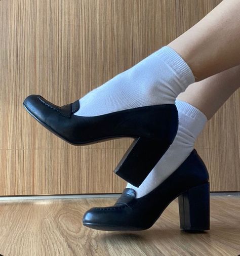 Dark Academia Accessories, Cute Pumps, Girly Girl Outfits, Leather Western Boots, Fancy Shoes, Shoe Inspo, Platform Heels Chunky, Summer Style Casual, Pretty Shoes