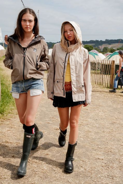 Lila Moss Glastonbury, Glastonbury Festival Fashion 2023, Glastonbury Festival Fashion 2024, Glastonbury Outfits 2024, Lila Moss Outfits, Lila Moss Style, Glastonbury Festival Outfit, Festival Outfit Rain, Rainy Festival Outfit