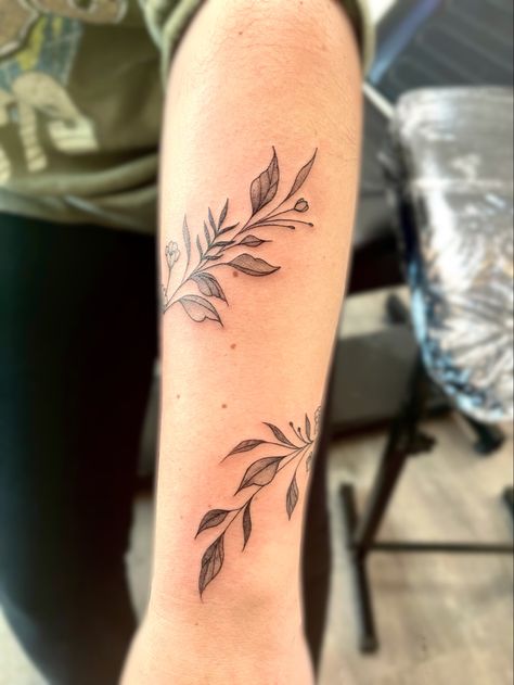 Wrap Around Leaf Tattoo, Botanical Tattoo Delicate, Botanical Wrap Tattoo, Tattoos 2022, Tattoo 2023, Around Arm Tattoo, Wrap Around Tattoo, Green Tattoos, Wrap Tattoo