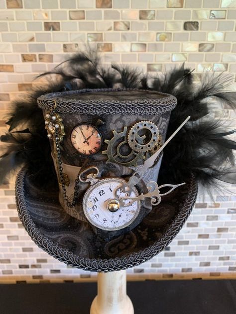 Steam Punk Top Hat, Steampunk Top Hat Women, Alice In Wonderland Top Hat, Creative Hats, Steampunk Alice In Wonderland, Alice In Wonderland Hat, Steampunk Hats, Steampunk Glasses, Idda Van Munster