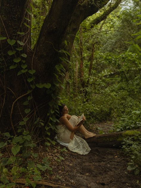 Ethereal Woods Aesthetic, Photoshoot In Woods Ideas, Mysterious Woods Aesthetic, Outfit Ideas Nature Aesthetic, Photography Pictures Nature, Forest Woman Photography, Beautiful Senior Pictures, Aesthetic Forest Photoshoot, Girl In Woods Aesthetic