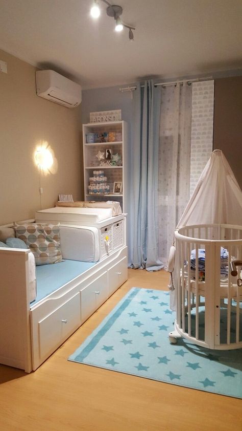 Ikea Hemnes Daybed Nursery, Hemnes Daybed Nursery, Cama Ikea Hemnes, Ikea Daybed, Small Space Baby, Daybed Styles, Small Kids Bedroom, Cama Ikea, Stokke Sleepi