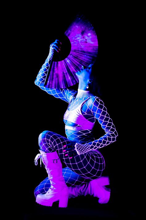 Glow In The Dark Photoshoot Ideas, Neon Fishnet Outfit, Uv Light Party Outfit, Black Light Photography, Glow In The Dark Photoshoot, Blacklight Outfit, Black Light Outfits, Neon Fishnets, Black Light Aesthetic