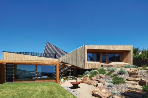 The upper pavilion stands above the rocky terrain, while the lower pavilion is embedded in the flatter part of the site. Modern Split Level House, Modern Split Level, Split House, Funny Real Estate Quotes, Mount Martha, Running Gif, Funny Real Estate, Modernist House, Split Level House