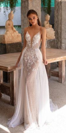 Milla Nova Wedding Dresses, Wedding Dress Black, Short Lace Wedding Dress, Gonna In Tulle, Milla Nova, Wedding Dress Guide, Wedding Dresses 2020, Fit And Flare Wedding Dress, Lace Beach Wedding Dress