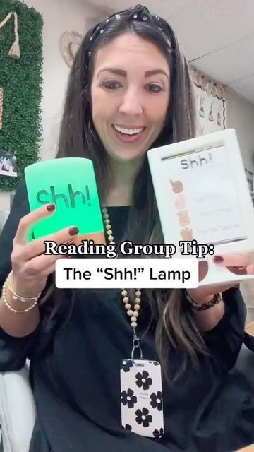 Melody | 2nd Grade Teacher on Instagram: "THE SHH LAMP✨This reading group hack really works! Read below for more! 👇🏽 This simple little light (linked in my Amazon Storefront in my bio) makes a big difference! Students know when the light is on, I am not available. We discussed what to do when the light is on (and expectations are also on the sign for them to refer back to.) Here are the steps we use: ✨Restroom? Silently show the signal🤞🏽and Mrs. Munch will give you a 👍🏽 or (depending on ho Classroom Organization Elementary, Organized Teachers, Elementary Classroom Decor, Classroom Behavior Management, Teaching Time, Primary Teaching, Homeschool Classroom, Teaching Skills, Teaching Inspiration