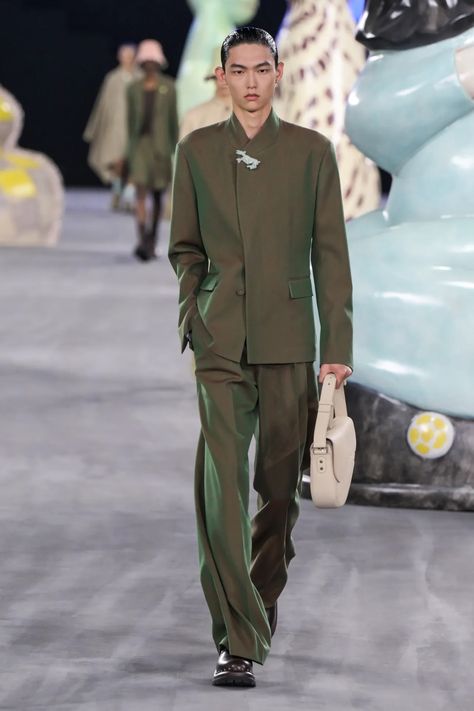 Dior Men Spring 2025 Men’s Runway, Fashion Show & Collection Review [PHOTOS] Paris Fashion Week Men, High Fashion Men, High Fashion Runway, Dior Men, Men Dior, Ideal Wardrobe, Menswear Runway, Men Spring, Show Collection