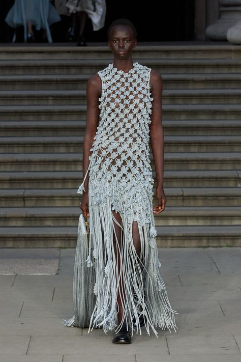 Erdem Spring 2025 Ready-to-Wear https://www.vogue.com/fashion-shows/spring-2025-ready-to-wear/erdem/slideshow/collection#34 Macrame Dress, Knitwear Fashion, Autumn Beauty, Spring Fashion Trends, Spring Dress, Spring Collection, London Fashion Week, Crochet Dress, Couture Fashion