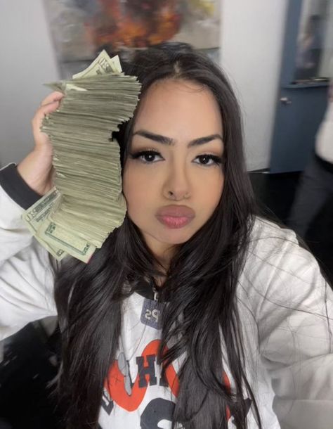 Money Selfie, Girl With Money, Device Storage, Lil Wayne, Money Bag, Money And Happiness, Cute Selfie Ideas, Money