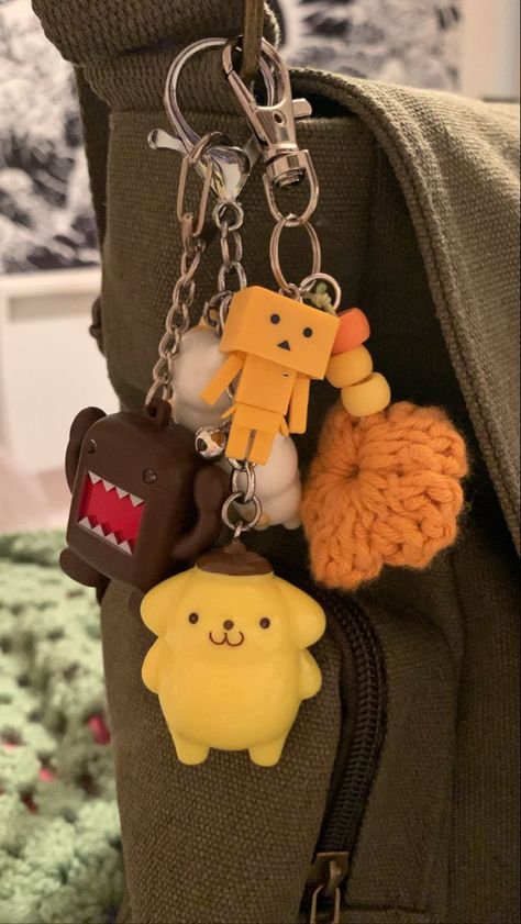 Keychains On Backpack, Bag With Keychain Aesthetic, Aesthetic Keychain For Backpack, Pompompurin Items, Domo Keychain, Cute Keychains For Backpacks, Aesthetic Items To Buy, Cute Keychain Aesthetic, Keychains For Backpacks