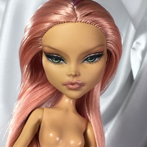 Lolliword✨ (@lwrepaints) • Instagram photos and videos Bratz Doll Makeup, Monster High Custom, Monster High Repaint, Doll Makeup, Valley Of The Dolls, Doll Painting, Bratz Doll, Doll Repaint, March 4