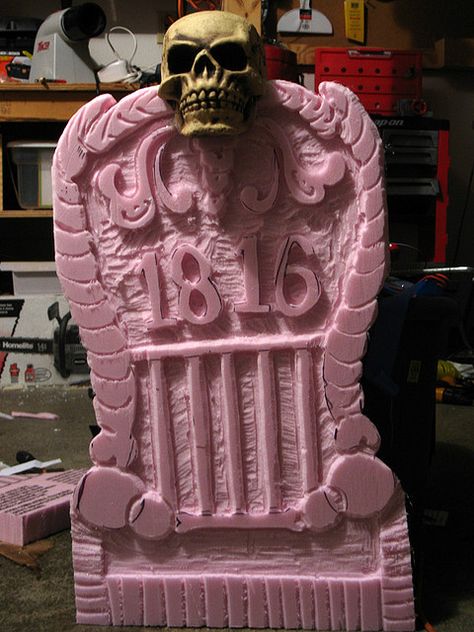 Homemade tombstone make with a cheap foam skull, a piece of pink 2 inch thick foam insulation and a dremel tool with a router bit. I freehanded everything on these and it shows but I think once these are painted up they'll look pretty good. Simple Halloween Decorations, Monster Mud, Halloween Gravestones, Halloween Decorations Ideas, Halloween School Treats, Halloween Diy Outdoor, Halloween Outside, Halloween Graveyard, Halloween Tombstones