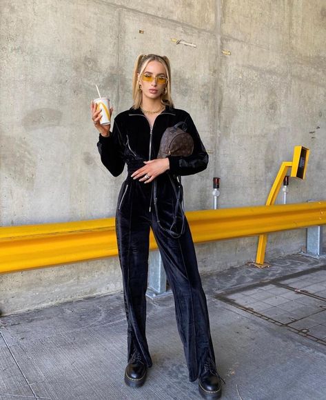 Velour Tracksuit Outfit, Nylon Tracksuit, Streetwear Magazine, Tracksuit Outfit, Velour Tracksuit, All Black Looks, Velour Fabric, Cbd Oil, All Black